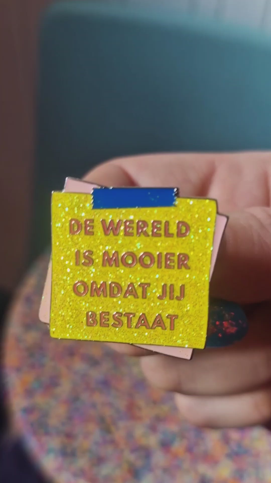 Pin 'De wereld is mooier omdat jij bestaat'