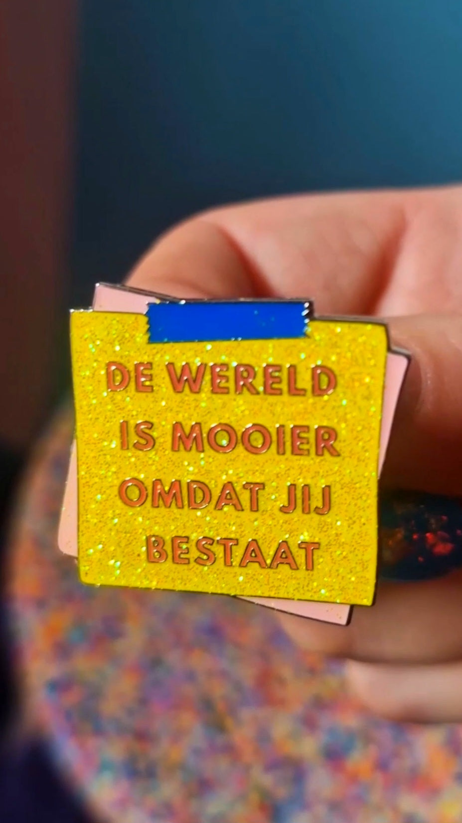 Pin 'De wereld is mooier omdat jij bestaat'