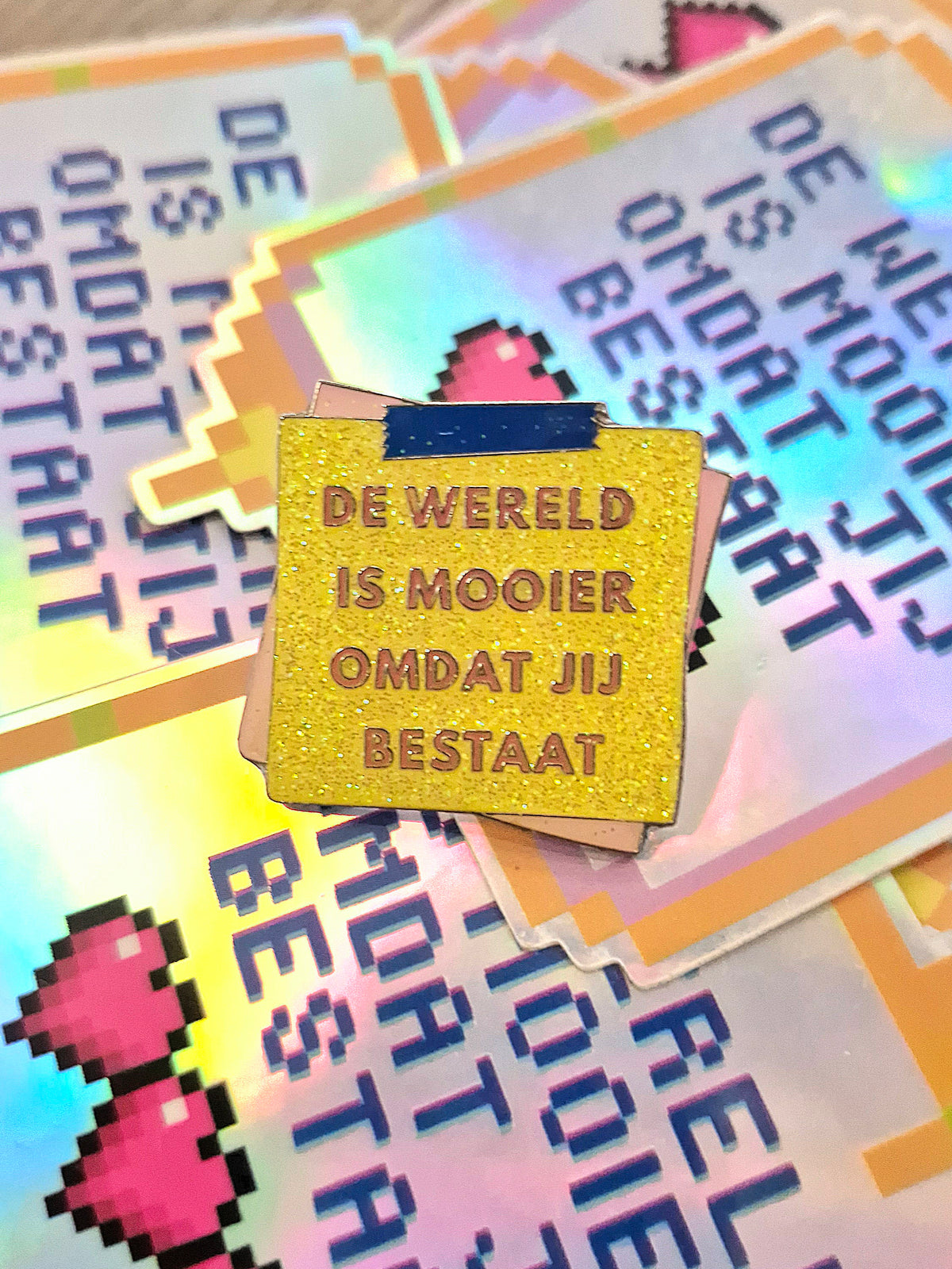 Pin 'De wereld is mooier omdat jij bestaat'