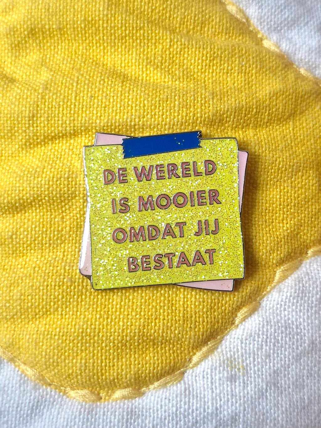 Pin 'De wereld is mooier omdat jij bestaat'